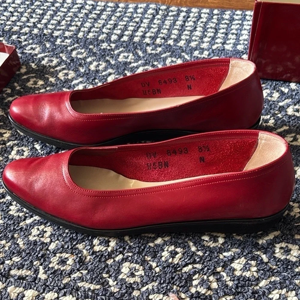 Vintage Salvatore Ferragamo Women's leather Red Flats in size 8.5